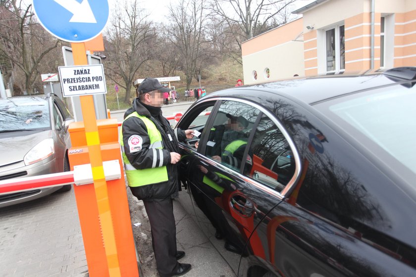 kasują za parkowanie pod szpitalem w Gdyni Redłowie