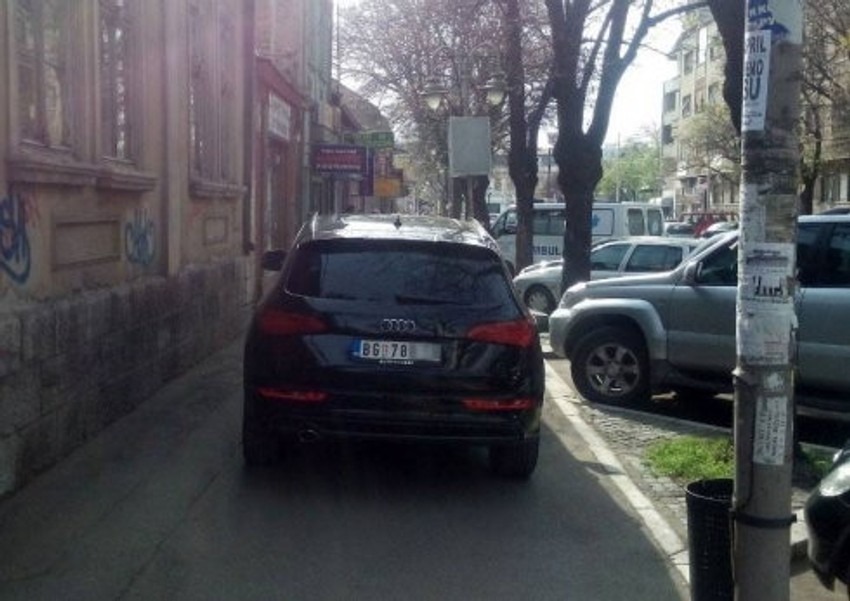 Na nepropisno parkiran džip se svakodnevno žale komšije, FOTO : Južne vesti
