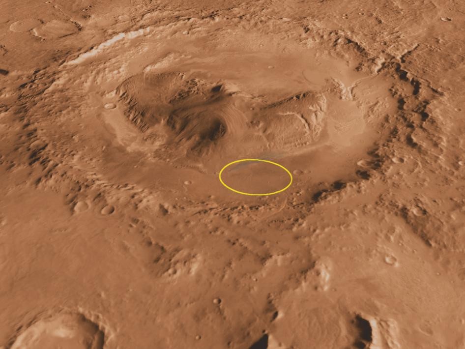 Kráter Gale. Žltý krúžok označuje miesto pristátia sondy Curiosity, predchodkyne Perseverance.