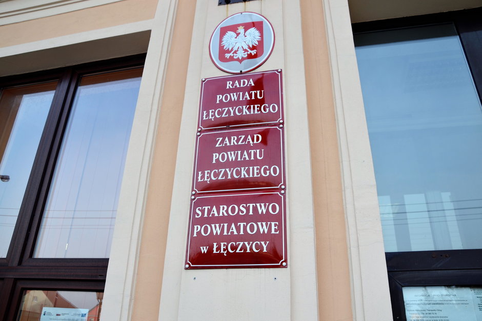 Nieudane odwołanie przewodniczącego Rady Powiatu Łęczyckiego. Wcześniej trenował na siłowni przy piosence odnoszącej się wulgarnie do partii rządzącej