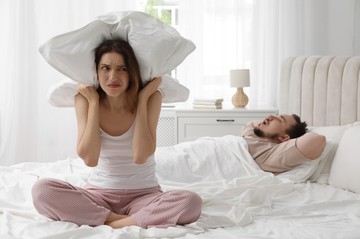 Horkolás: életveszélyes vagy ártalmatlan? Ezekre a jelekre figyeljen!