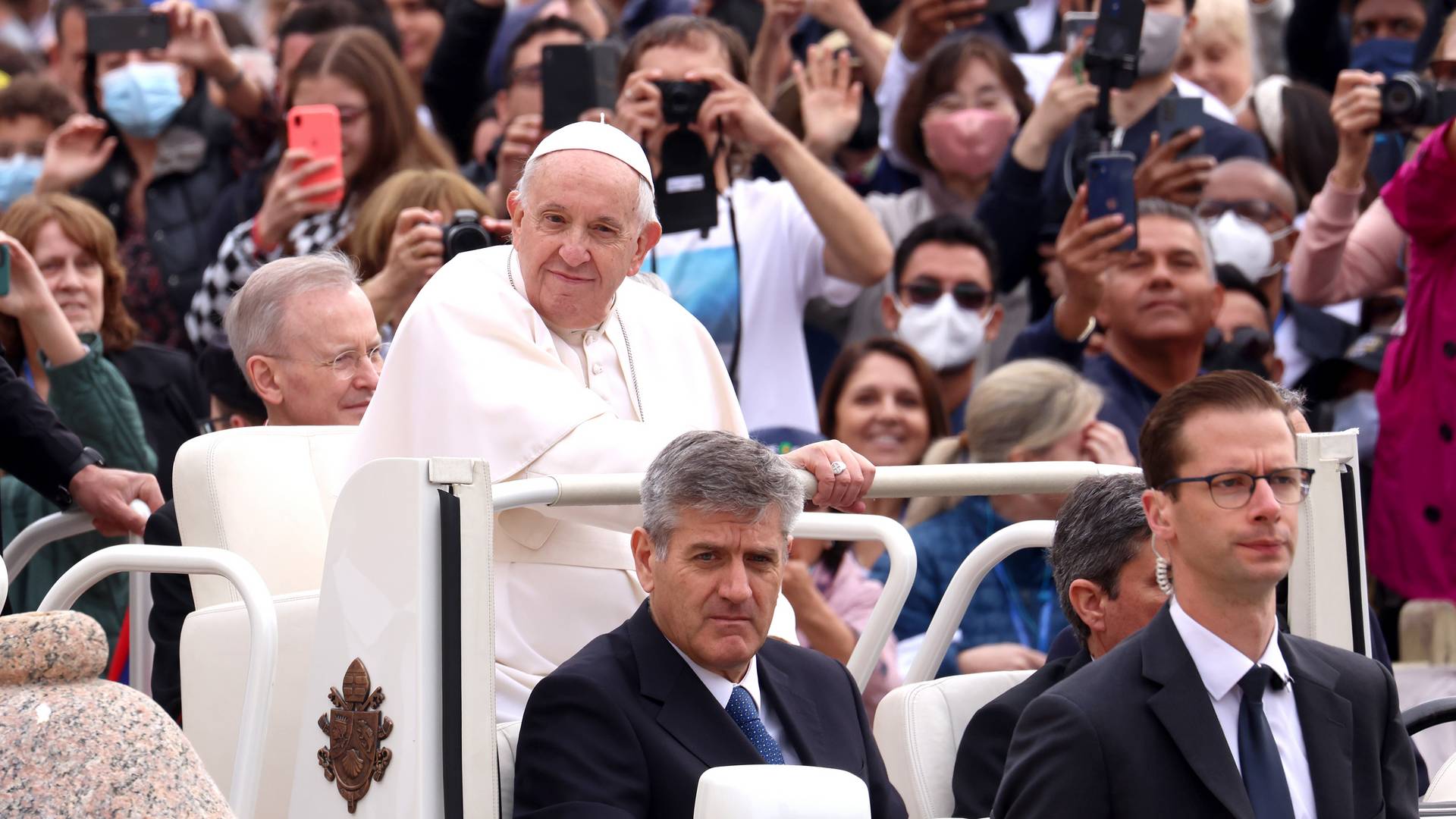 Papież często "abdykuje", rezygnując z wyrażenia moralnej opinii na tematy istotne