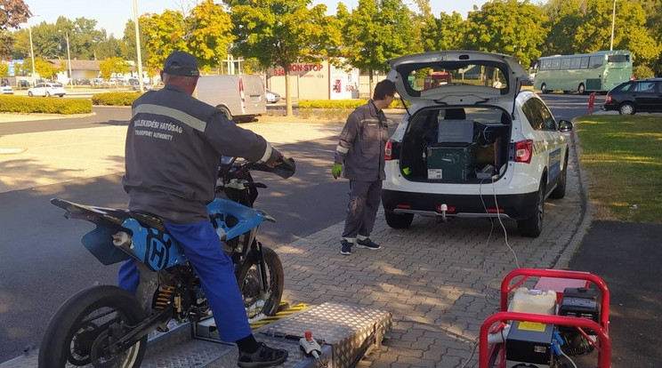 Próbapaddal ellenőrizték a robogókat Fotó: police.hu