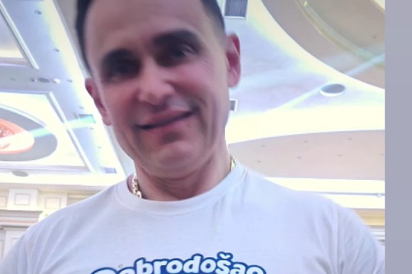 BIVŠI VERENIK JOVANE JEREMIĆ SLAVI, VIJORI SE SRPSKA ZASTAVA Ponosni deda se penje na stolicu, okupio poznate pevačice: Evo šta mu je NA MAJICI (FOTO)