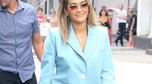 Rita Ora w niebieskim komplecie