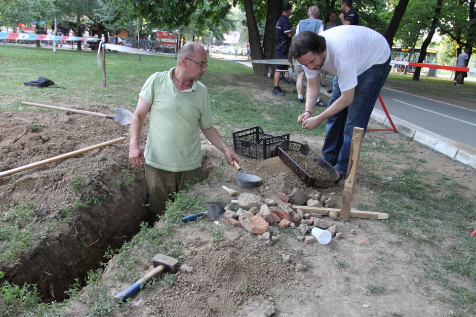 Prosejavanje zemlje na mestu gde se sumnja da je bačeno telo generala Mihailovića