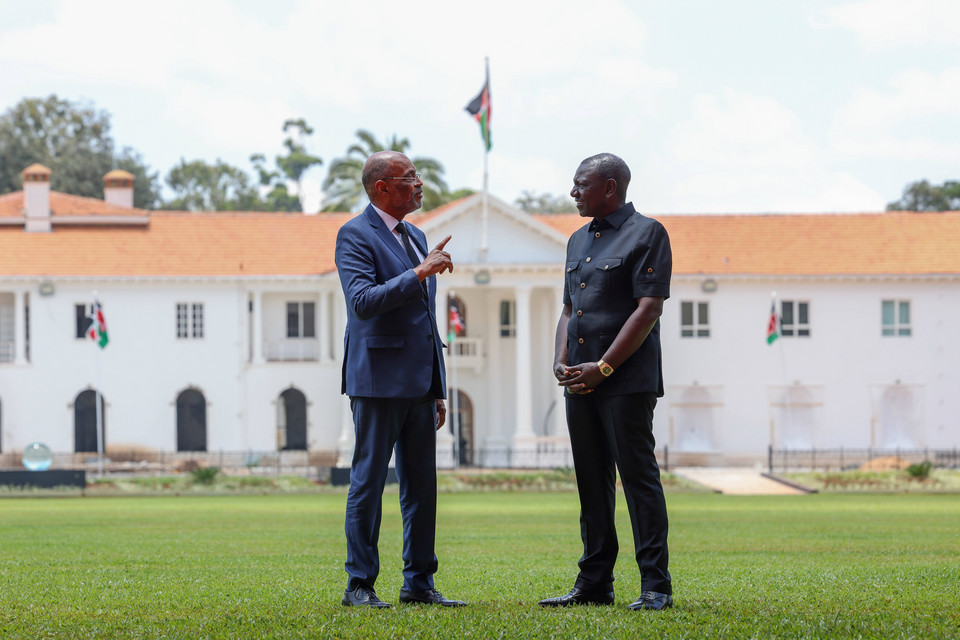 Ariel Henry (po lewej) na zdjęciu z prezydentem Kenii (marzec 2024 r.)