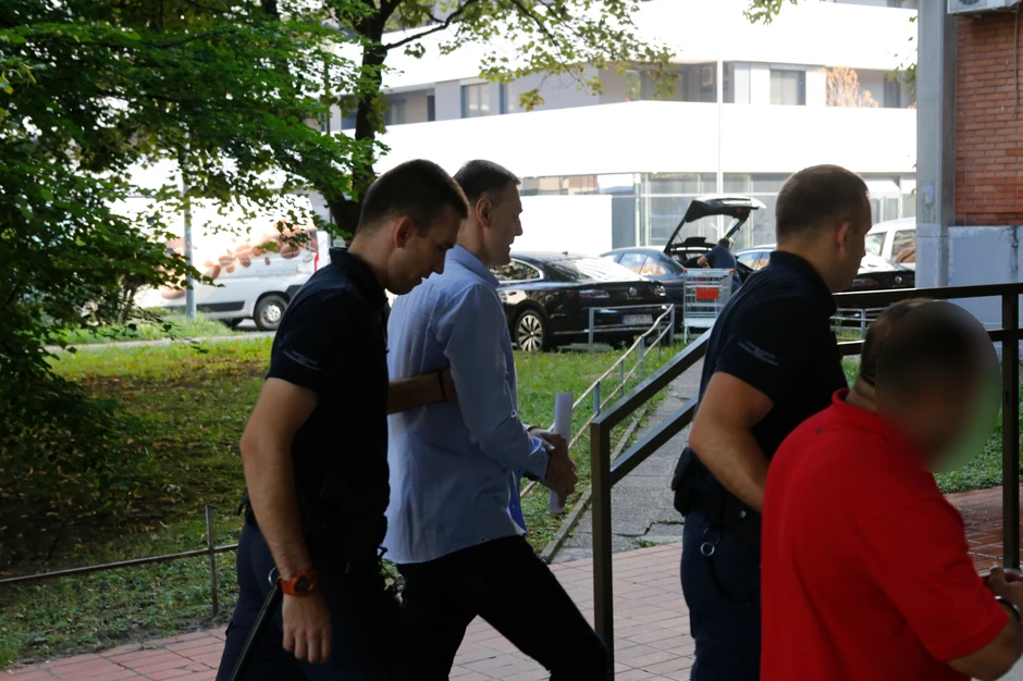 Hirurg u pratnji policajca stigao u sud 