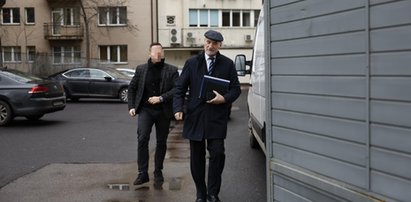 Macierewicz przybył na Radę Polityczną PiS w obstawie z Żandarmerii Wojskowej. Rzecznik MON tłumaczy