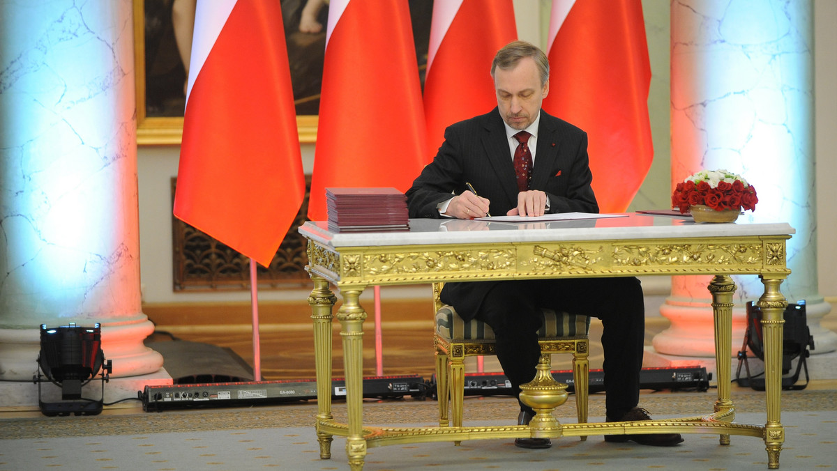 - Pomysł prezydenta jest dobry, idzie we właściwym kierunku. Jednak diabeł tkwi w szczegółach, będziemy się temu projektowi przyglądać. To, że prezydent złożył tę ustawę - chwała mu za to. (…) Mamy problem ze stosowaniem tego prawa, które jest teraz. Łatwo rozpoznać zamaskowaną osobę, która zachowuje się agresywnie, ale potem trudno to prawo egzekwować - stwierdził Bogdan Zdrojewski, minister kultury i dziedzictwa narodowego w "Poranku TOK FM".