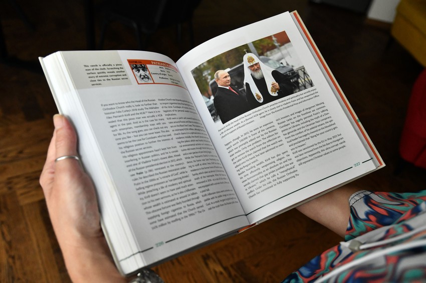 U knjizi su navedeni kratki profili "vatnika", ljudi koji šire rusku propagandu - među njima je i ruski patrijarh Kiril