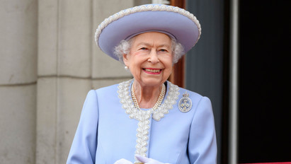 II. Erzsébet meghatódott az őt ünneplő tömeg láttán, szívhez szóló üzenet küldött – fotó 