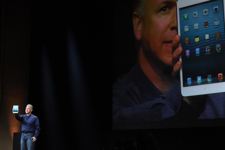 Philip 'Phil' Schiller z nowym iPadem Mini podczas konferencji Apple w San Jose w Kalifornii