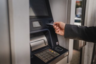 Masz kartę Visa lub Mastercard? Szykuj portfel, bo za wypłatę gotówki z bankomatu zapłacisz nawet dwa razy więcej