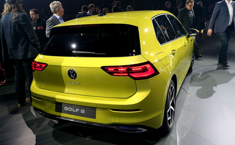 Nowy Golf za ok. 3 lata będzie mógł poruszać się samodzielnie. Volkswagen wyposaży auto w rozwiązania 4. poziomu autonomicznej jazdy. Dzięki temu kierowca będzie mógł oddać prowadzenie komputerowi i jeśli tylko zechce stanie się pasażerem za kółkiem. Zanim jednak do tego dojdzie muszą wejść w życie odpowiednie przepisy prawne, jednak technicznie kompakt VW jest już do takiej rewolucji gotowy
