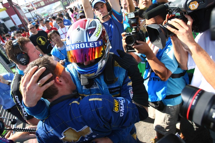 Alain Menu i Robert Huff sukcesem zakonczyli trwającą przez cztery sezony historię Chevroleta Lacetti w mistrzostwach świata samochodów turystycznych WTCC. Obaj zapisali na swym koncie wygrane w dwóch biegach ulicznych wyścigów w Macau, perły w koronie WTCC