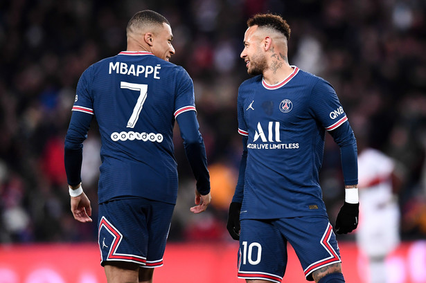 Pikarze Paris Saint-Germain Kylian Mbappe (L) i Neymar (P)