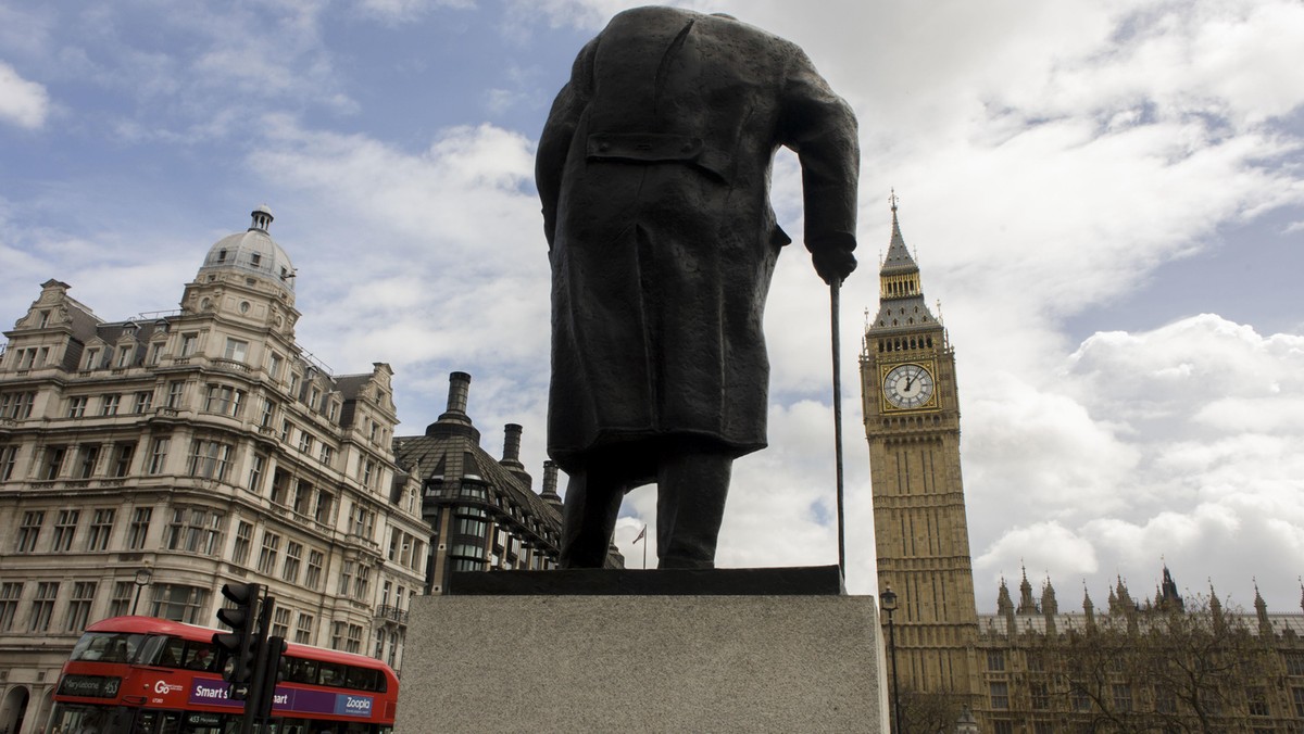 UK - London - Winston Churchill and Palace of Westminster