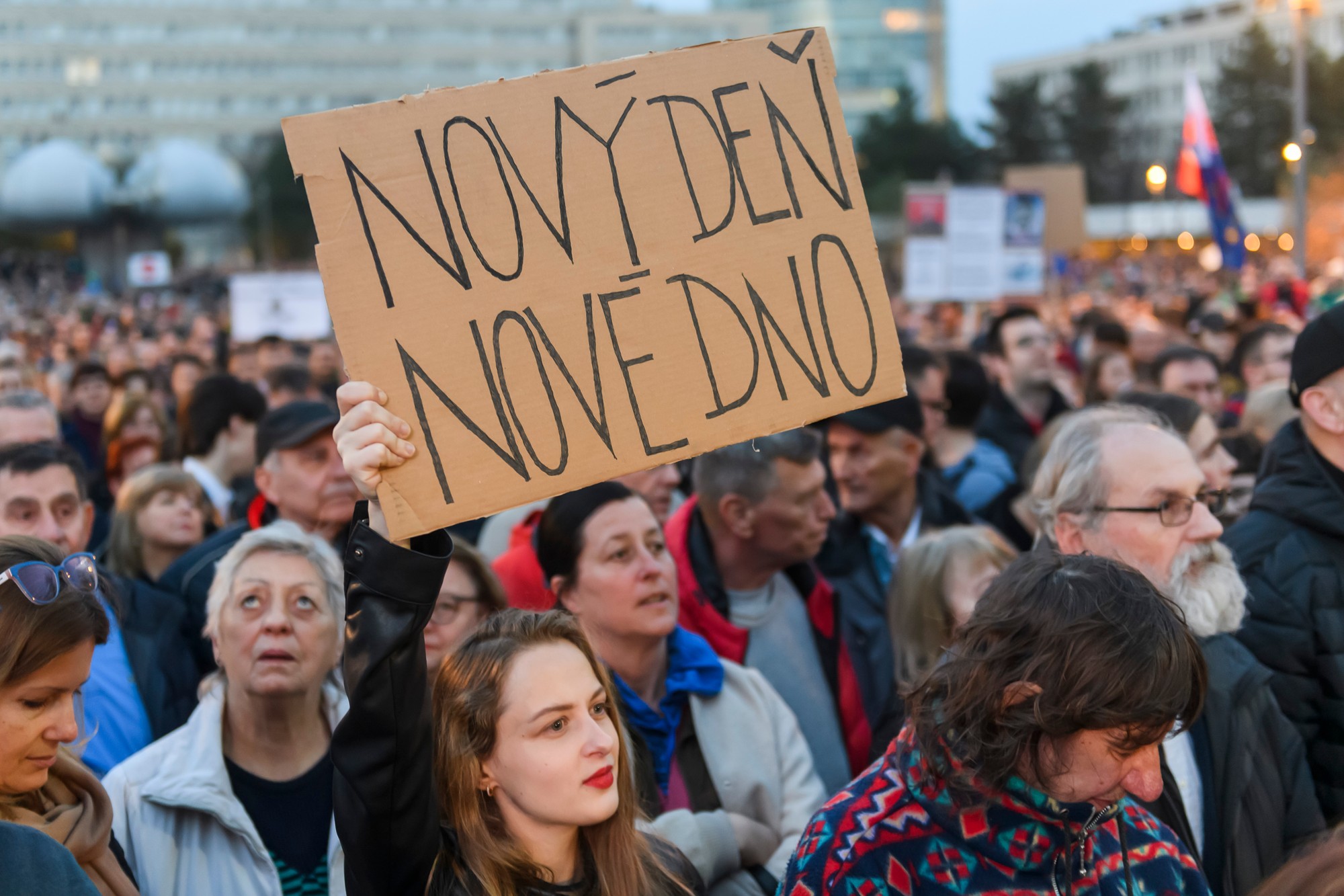 Na snímke protestujúci počas protivládneho protestu organizovaného opozičným hnutím Progresívne Slovensko (PS) a stranou Sloboda a Solidarita (SaS) na Námestí slobody v Bratislave.