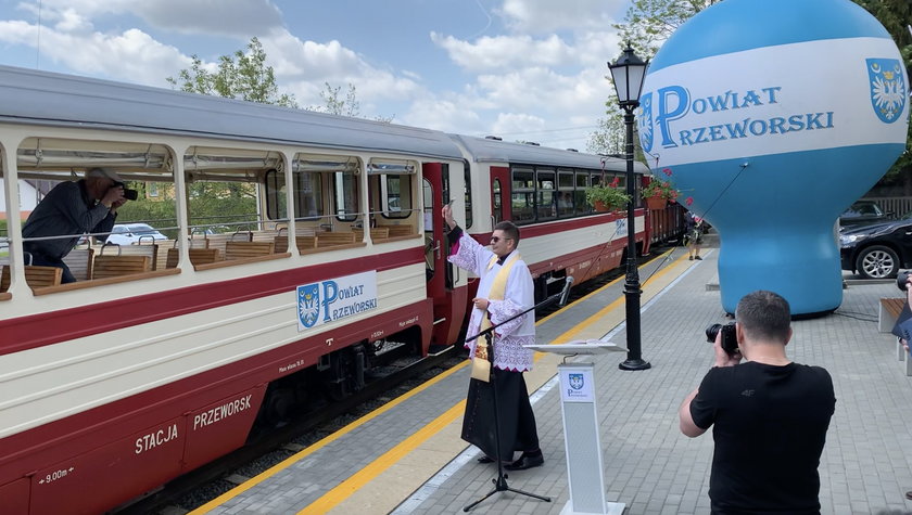 Przed odjazdem odbyło się poświęcenie pociągu i odremontowanego dworca.