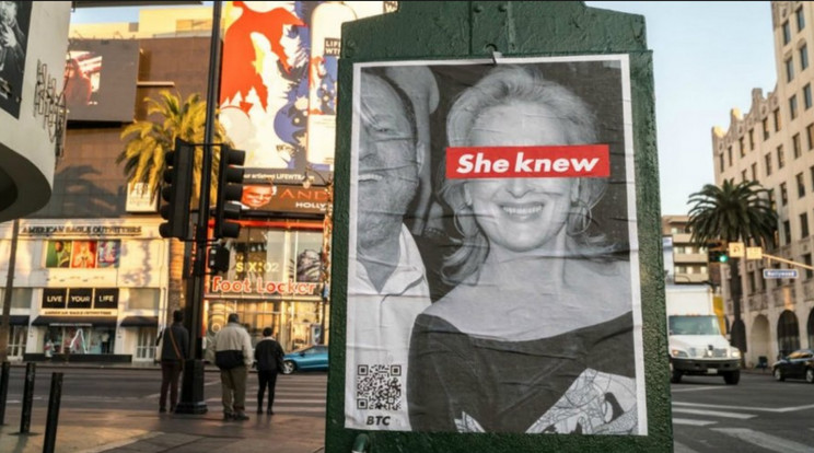 A Los Angeles utcáin feltűnő plakátokon Meryl Streep szeme helyén a
„tudta” felirat szerepel