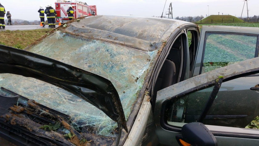 Auto koziołkowało przez pole