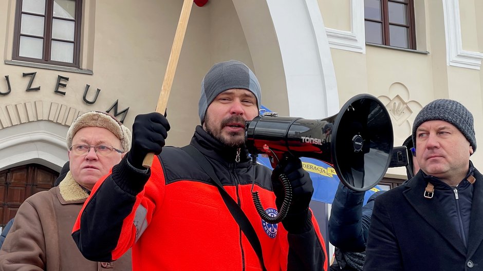 Robert Oleniacz podczas protestu antyszczepionkowców