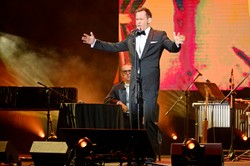 Szymon Komasa z piosenkarzami nagrali album z repertuarem Starszych Panów [WYWIAD]