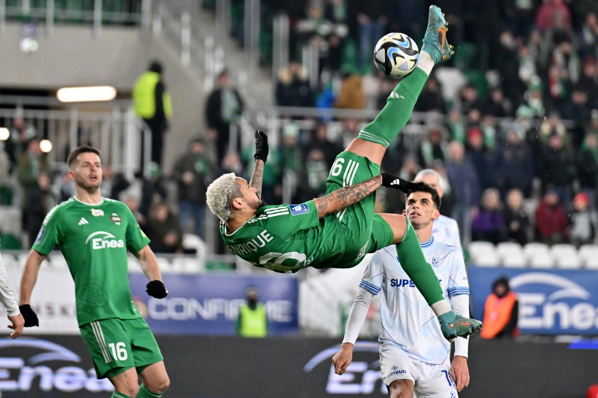 Zawodnicy Radomiaka Radom Pedro Henrique (C) i Mateusz Cichocki (L) oraz Filip Marchwiński (P) z Lecha Poznań podczas meczu 19. kolejki piłkarskiej Ekstraklasy