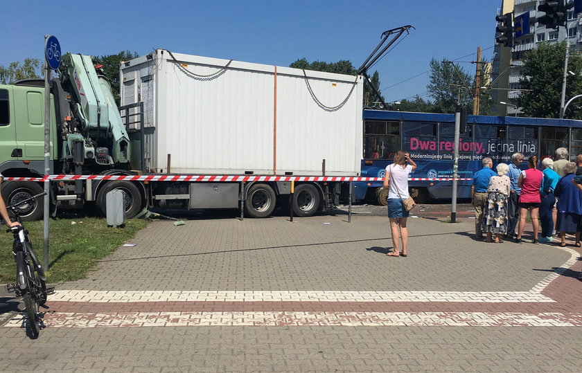 Tramwaj zderzył się z ciężarówką we Wrocławiu. Są ranni