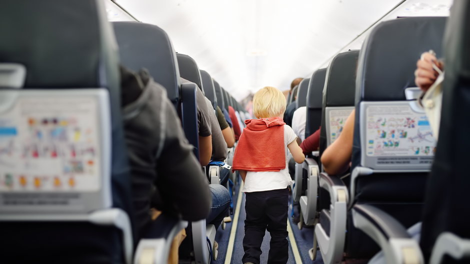 Jak poradzić sobie z hałasującym dzieckiem w samolocie? (zdjęcie ilustracyjne)