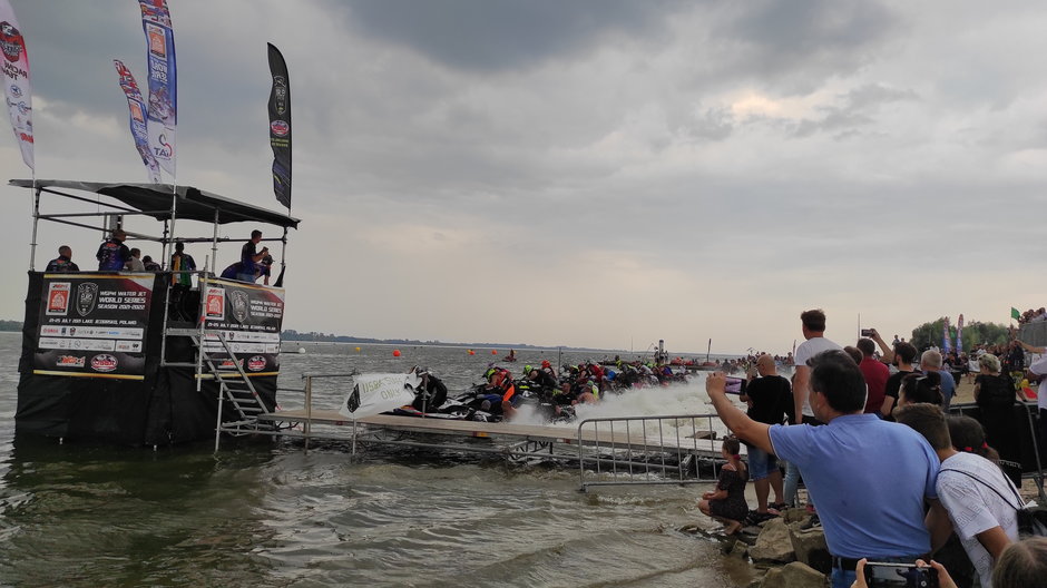 Start wyścigu finałowego MŚ skuterów wodnych w Ostrowie Warckim 2021