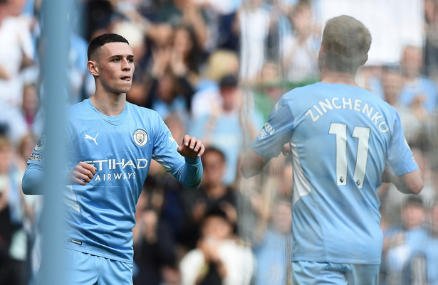 Piłkarze Manchesteru City Phil Foden (L) i Ołeksandr Zinczenko (P)