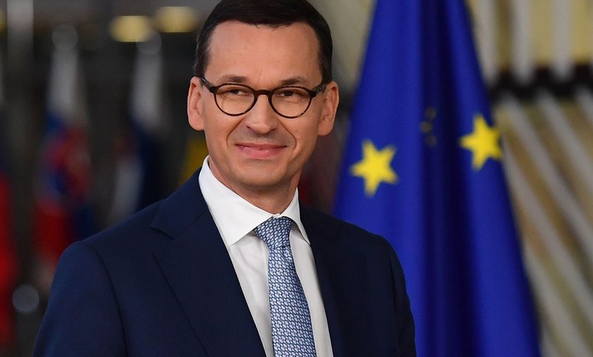 Premier Mateusz Morawiecki chwali się dodatkowymi miliardami w budżecie. I daje podwyżki.