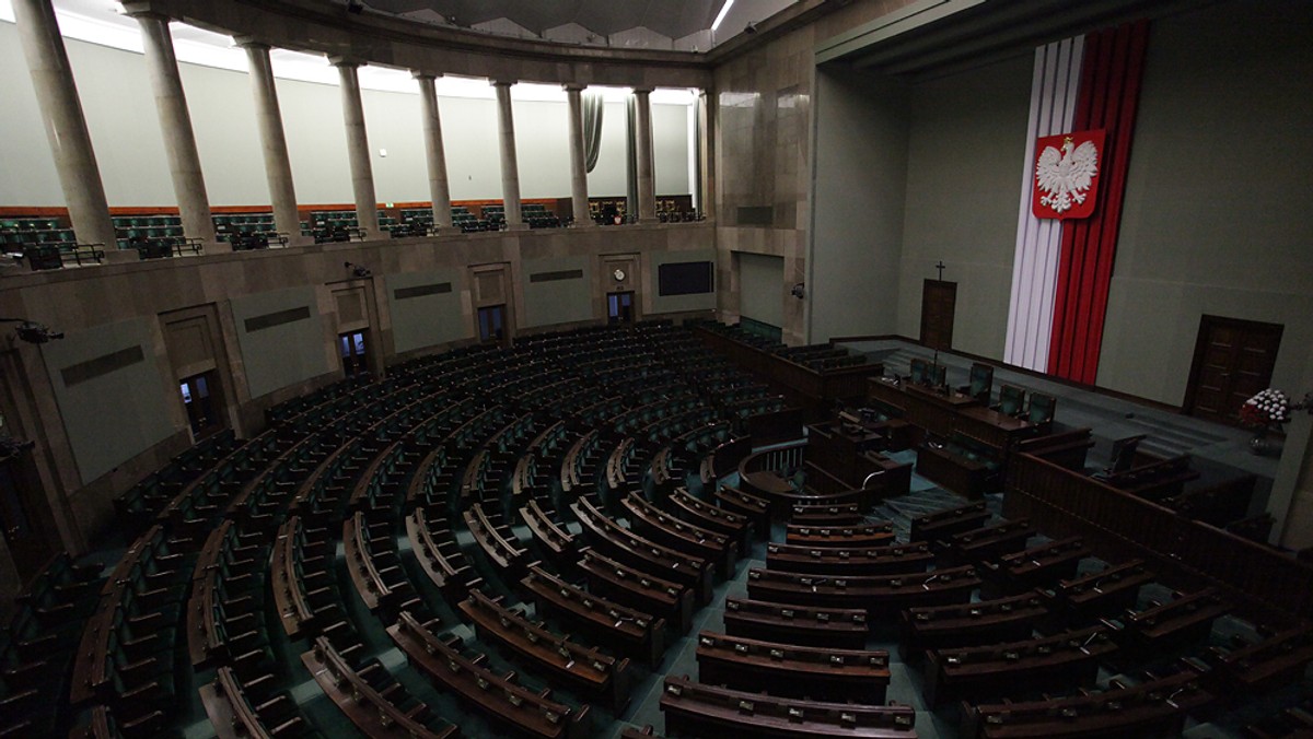 Chociaż na Prawo i Sprawiedliwość wciąż chce głosować najwięcej wyborców, to partia Jarosława Kaczyńskiego może już nie rządzić samodzielnie - wynika z sondażu przeprowadzonego dla "Do Rzeczy". Drugie miejsce zajmuje Platforma Obywatelska, a na ostatnim stopniu podium uplasowała się Wiosna Biedronia.