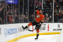 McTavish bohaterem. Ducks trzy razy odrabiali straty i wygrali [WIDEO]