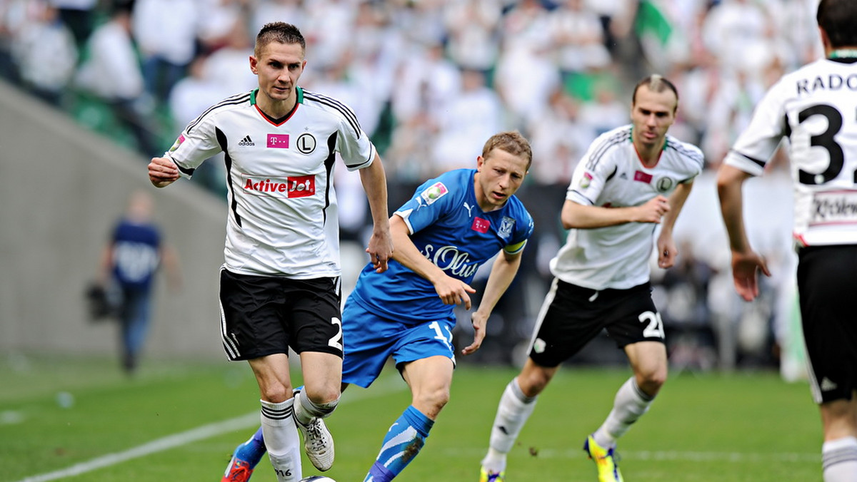 Sobotnia porażka Legii Warszawa z Lechem Poznań 0:1 oraz piątkowa wygrana Ruchu Chorzów na wyjeździe z Polonią Warszawa 1:0 sprawiły, że w czołówce piłkarskiej ekstraklasy jest bardzo ciasno. Walka o tytuł potrwa prawdopodobnie do końca rozgrywek.