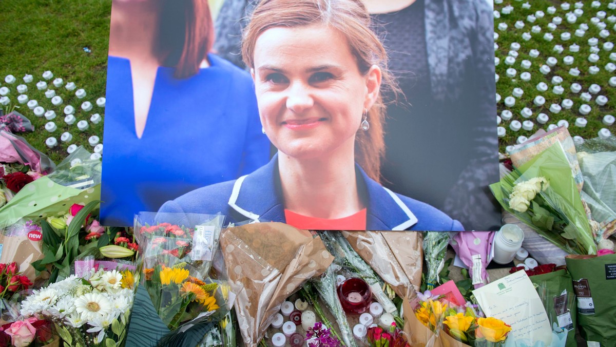 Mężczyzna zatrzymany w sprawie zabójstwa brytyjskiej parlamentarzystki Jo Cox miał powiązania z neonazistami, jak podał "Washington Post". Nowe fakty dotyczące zabójstwa Cox ustaliła grupa obserwatorów zajmująca się śledzeniem działalności grup ekstremistycznych.