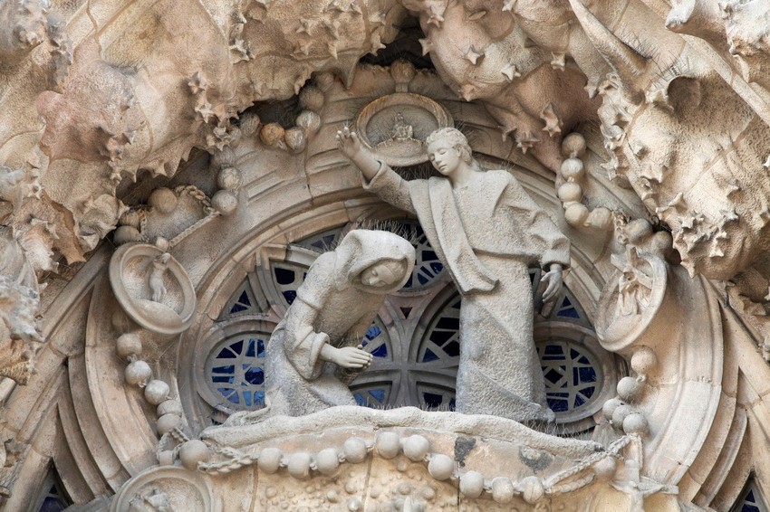 Na fasadi nalaze se brojni detalji iz Biblije