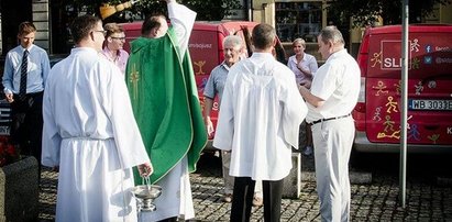 SLD jeździ po Polsce poświęconymi busami!