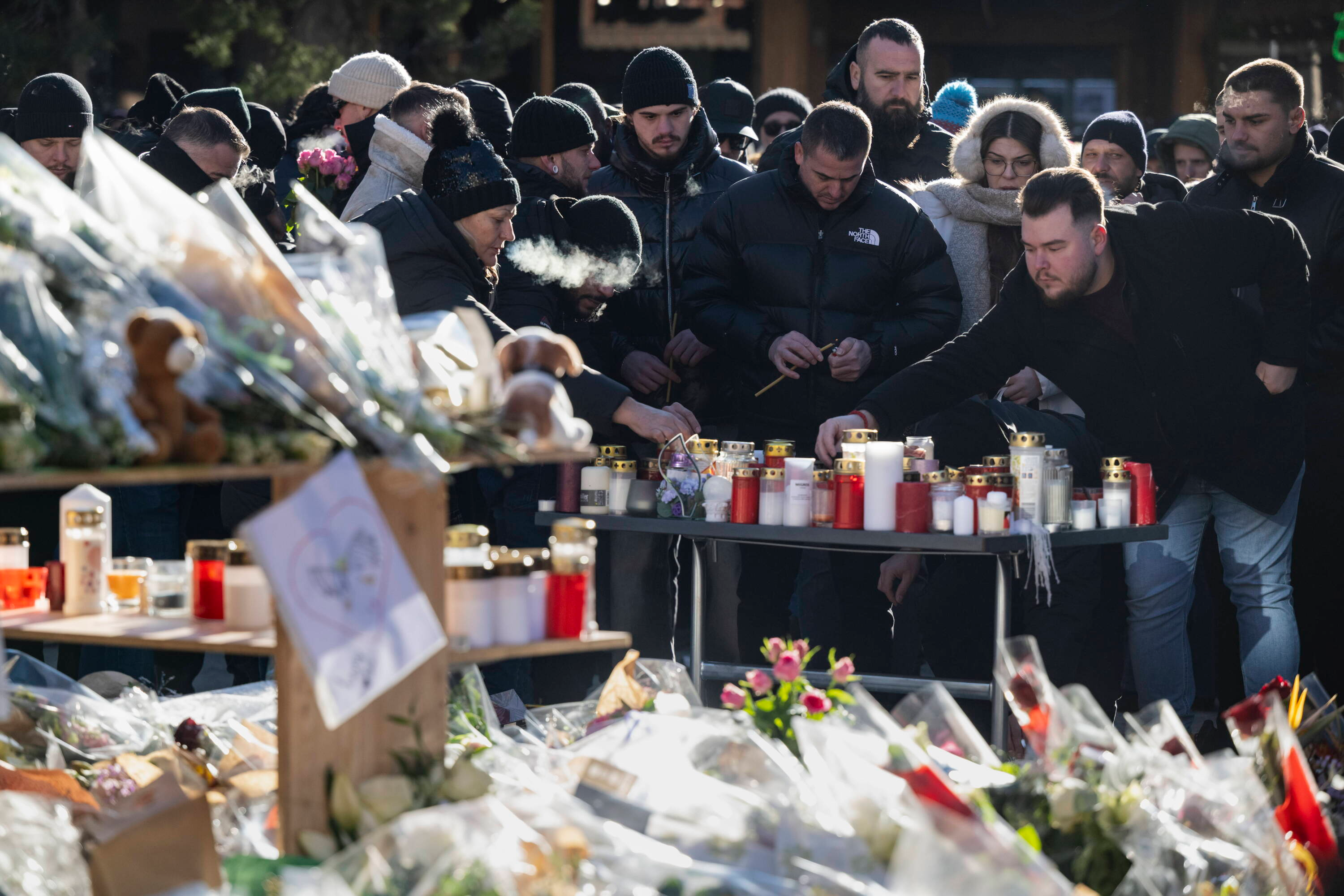 40 ofiar pożaru w barze: Procesja żałobna w szwajcarskim kurorcie