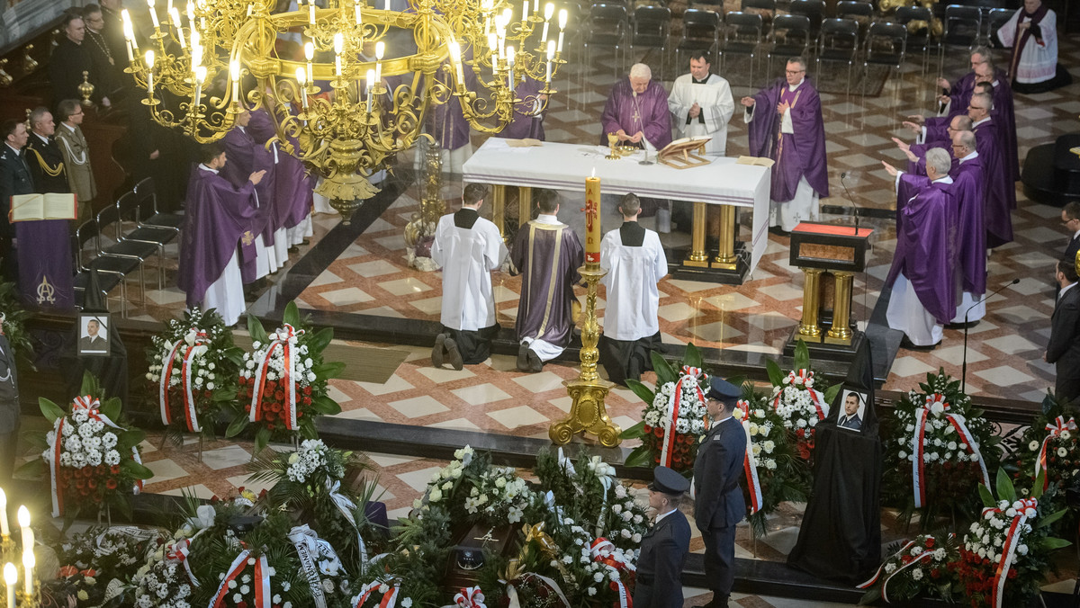 Rodzina, bliscy i przedstawiciele władz pożegnali dziś w Lublinie oficerów Służby Więziennej Artura Nowosada i Dominika Nowickiego, którzy w ubiegłym tygodniu zginęli w zamachu terrorystycznym w Tunisie.