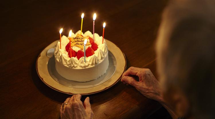 Idős néni ünnepli a születésnapját