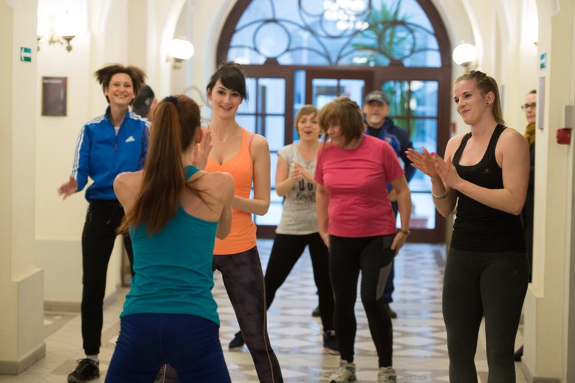 Burmistrz Żywca ćwiczy fitness w urzędzie