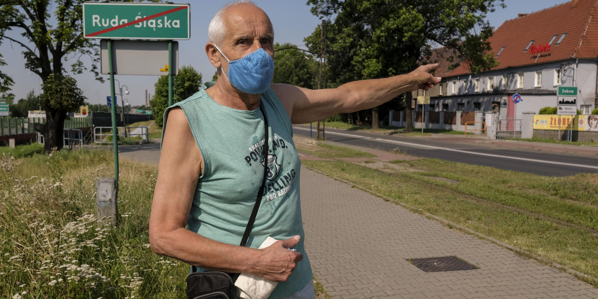 Marek Kapałka mieszka w Zabrzu, ale bliżej ma do sklepu w Rudzie Śląskiej, gdzie musi już nosić maseczkę