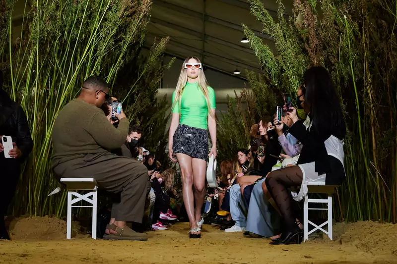 Eve Powell-Jobs spaceruje po wybiegu podczas pokazu Coperni Womenswear Wiosna/Lato 2022 w ramach Paris Fashion Week 30 września, 2021 w Paryżu, Francja / Peter White, Getty Images