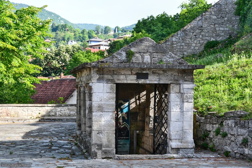 Jajce, wejście do katakumb.