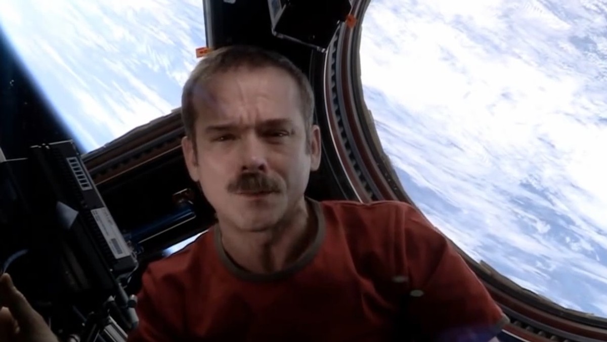 Astronauta Chris Hadfield pochwalił się, że otrzymał zgodę od samego Davida Bowie’go na publikacje filmiku w sieci. Własny teledysk do "Space Oddity" Hadfielda nagrał podczas pięciomiesięcznego pobytu na Międzynarodowej Stacji Kosmicznej. Wideo będziemy mogli oglądać przez kolejne dwa lata.