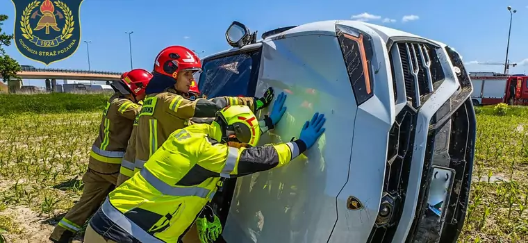 Urus jak Ursus. SUV Lamborghini wylądował na boku w polu kukurydzy