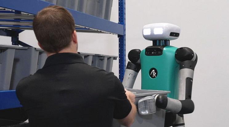 Az új gyár ezerszámra ontja majd magából a kétlábú humanoid megjelenésű autonóm pakológépeket. Egyik megközelítés szerint ezzel megóvják az embereket a monoton és komoly igénybevételt jelentő feladatoktól, más oldalról nézve lehet, hogy gépesíteni olcsóbb és biztonságosabb a cégtulajdonosoknak. / Fotó: Agility Robotics